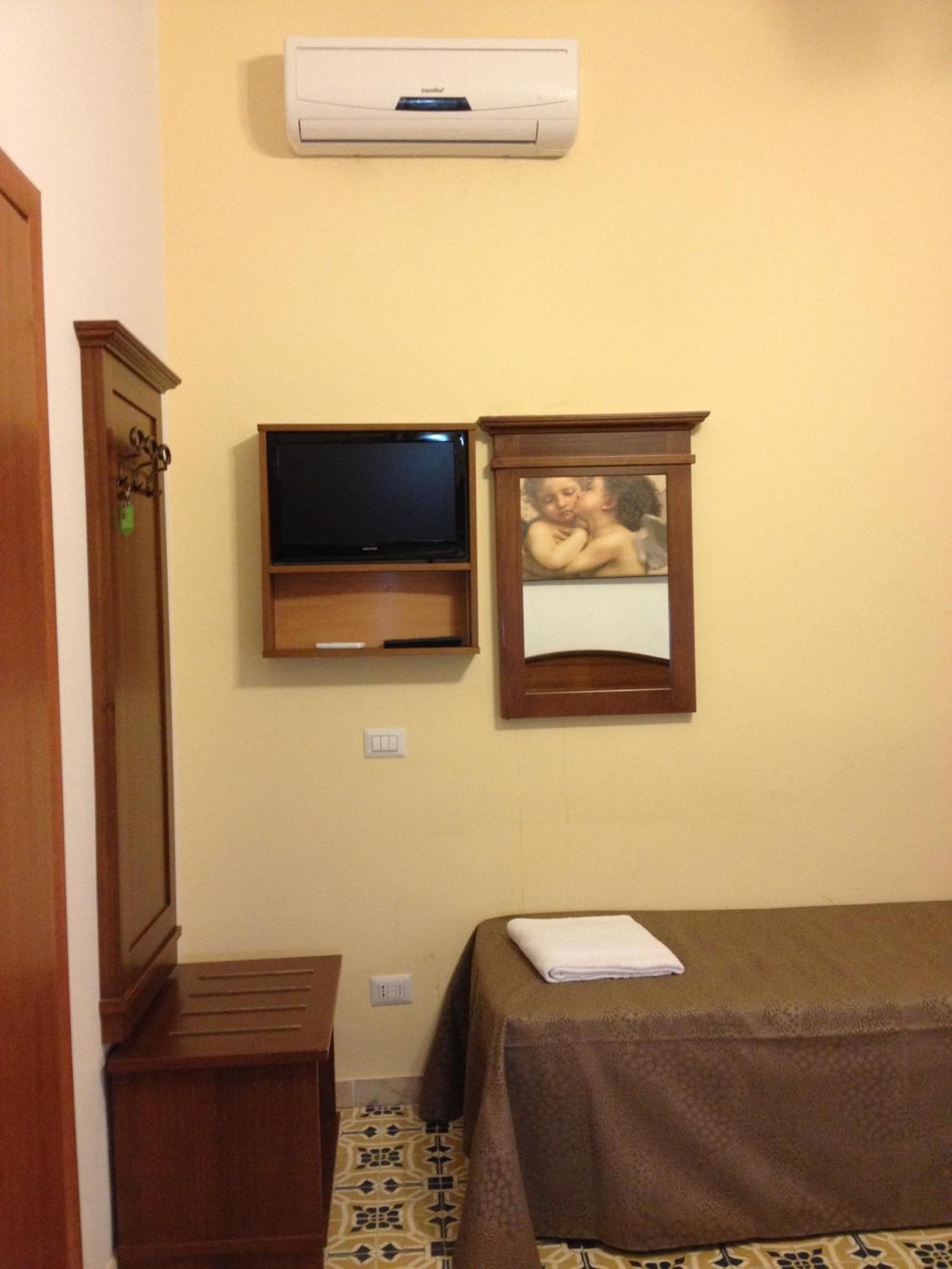 Guesthouse Alex II روما الغرفة الصورة
