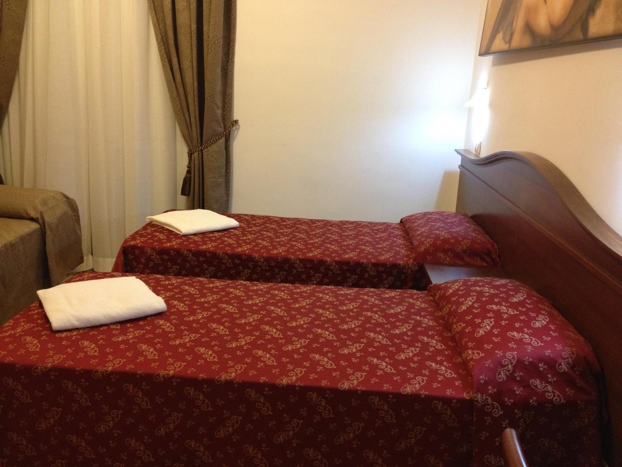 Guesthouse Alex II روما الغرفة الصورة