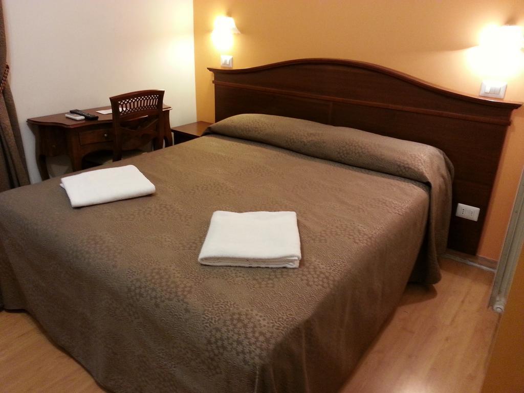 Guesthouse Alex II روما الغرفة الصورة