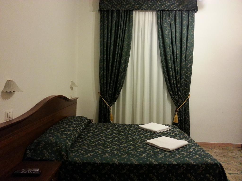 Guesthouse Alex II روما الغرفة الصورة