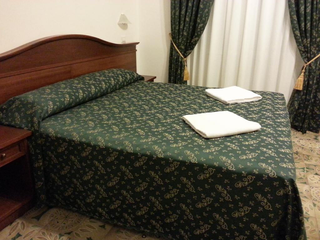 Guesthouse Alex II روما الغرفة الصورة