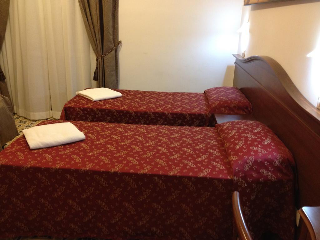 Guesthouse Alex II روما الغرفة الصورة