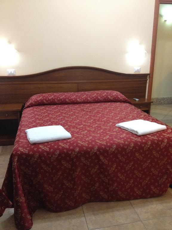 Guesthouse Alex II روما الغرفة الصورة