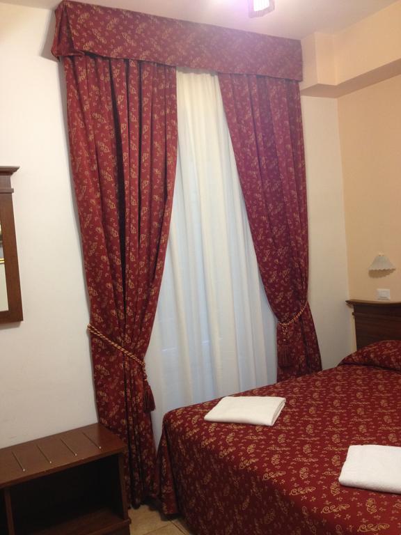 Guesthouse Alex II روما الغرفة الصورة