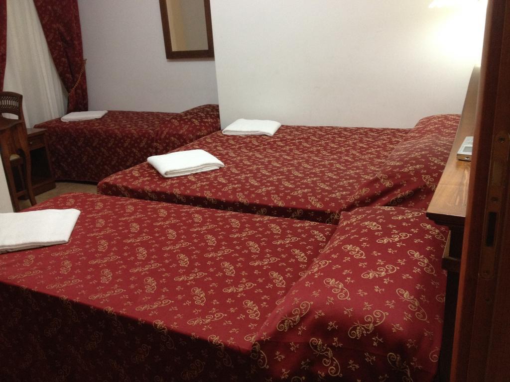 Guesthouse Alex II روما الغرفة الصورة